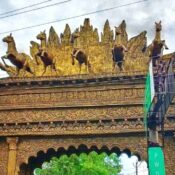 रतनपुर स्थित महामाया देवी मंदिर का भव्य प्रवेश द्वार, धार्मिक वास्तुकला और पारंपरिक डिजाइन के साथ