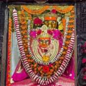 रतनपुर स्थित माँ महामाया देवी मंदिर का भव्य प्रवेश द्वार और प्राचीन वास्तुकला, धार्मिक आस्था का प्रतीक शक्तिपीठ।