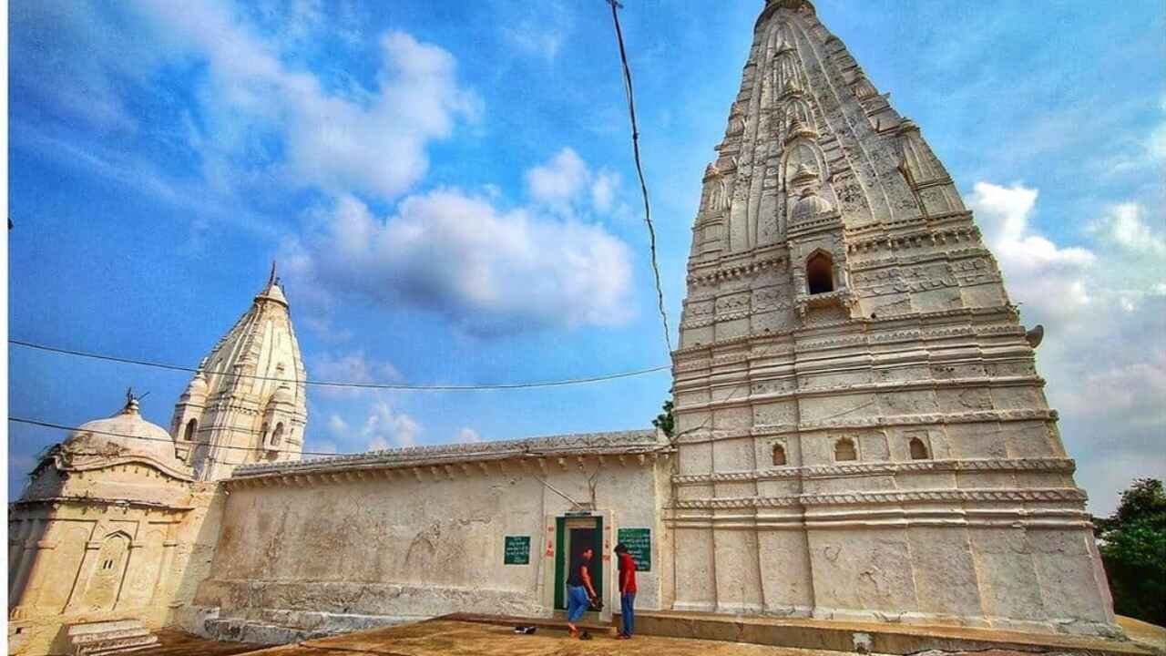 राम टेकरी रतनपुर का ऊँचाई पर स्थित धार्मिक स्थल, चारों ओर हरियाली और शांत वातावरण के बीच स्थित पवित्र मंदिर परिसर।