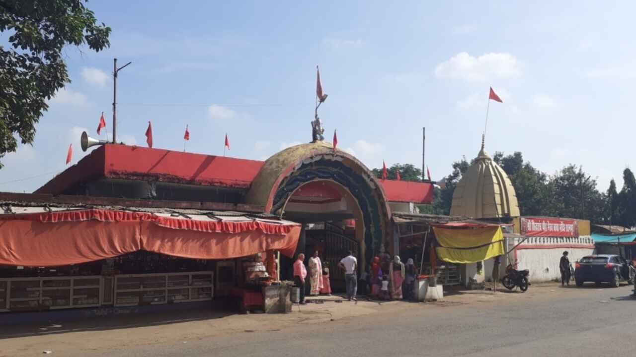 रतनपुर स्थित भैरव बाबा मंदिर का पवित्र स्वरूप, मंदिर परिसर और पूजा स्थल के साथ भक्तों की आस्था और धार्मिक वातावरण का दृश्य।