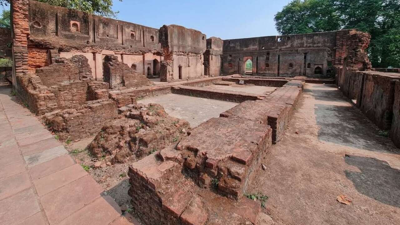 रतनपुर किले के प्राचीन खंडहर और मजबूत पत्थर की दीवारें, ऐतिहासिक वास्तुकला और पुराने राजसी वैभव को दर्शाता हुआ दृश्य।