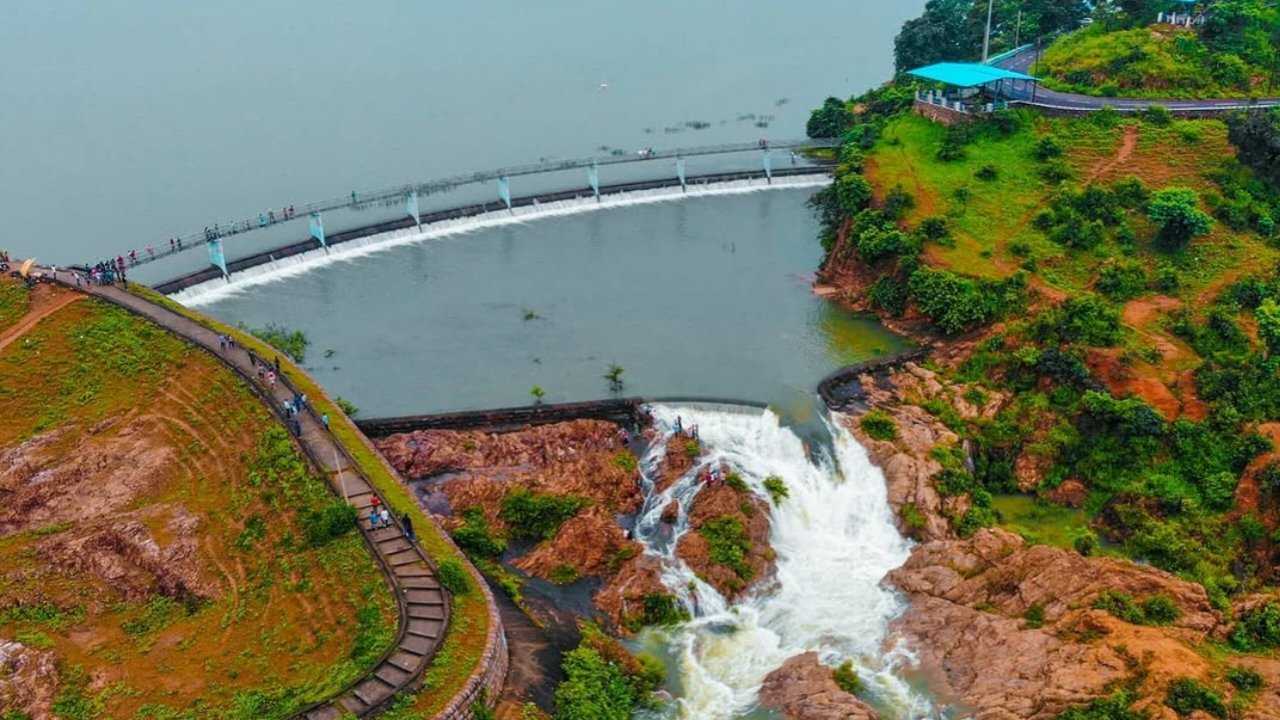 खुटाघाट डैम रतनपुर छत्तीसगढ़ का सुंदर दृश्य, चारों ओर पहाड़ियों और हरियाली से घिरा हुआ पिकनिक स्थल
