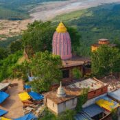 कोरबा छत्तीसगढ़ में पहाड़ी की चोटी पर स्थित मड़वारानी मंदिर का सुंदर दृश्य