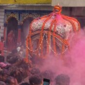 और बिल्व पत्र से सजा भगवान शिव का पवित्र शिवलिंग