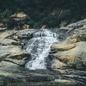 Charre Marre Waterfall Kanker Chhattisgarh का सुंदर दृश्य, चट्टानों से गिरता साफ पानी और हरियाली